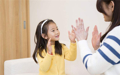 Bé 4 tuổi dịch chương trình TV cho cha mẹ khiếm thính